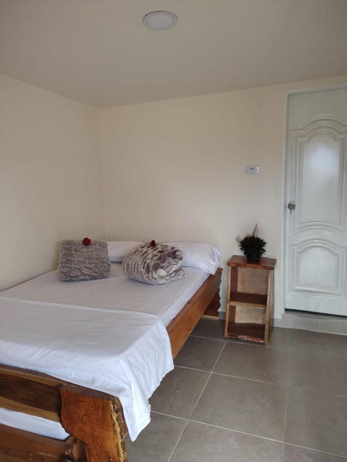 Отель Hostal Casa Madrigal Филандия Экстерьер фото