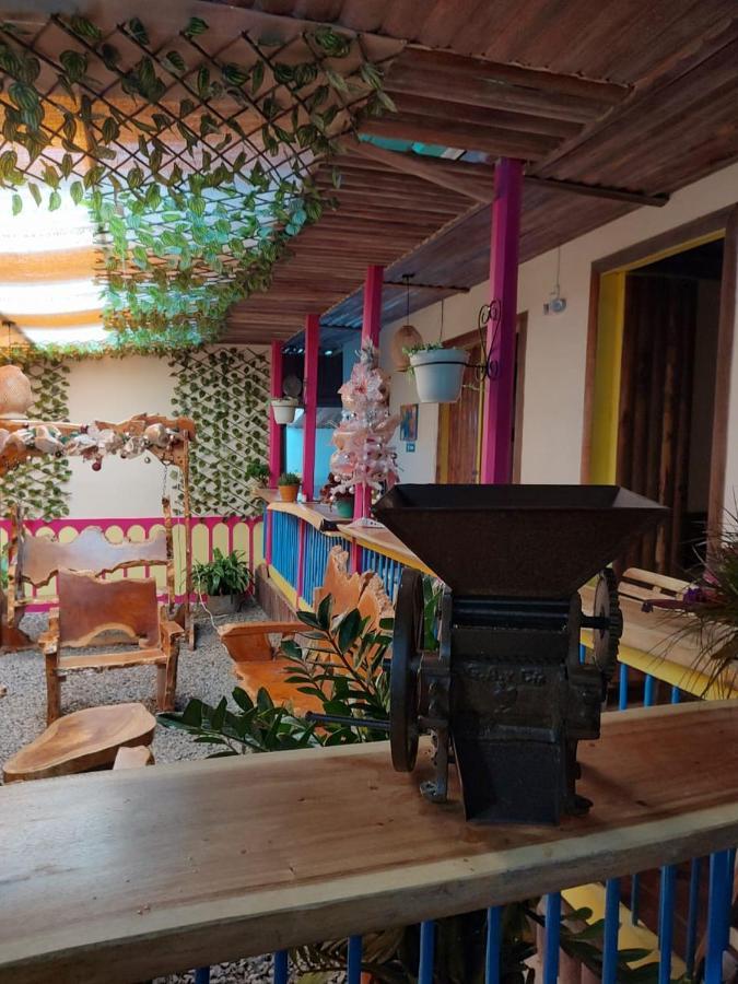 Отель Hostal Casa Madrigal Филандия Экстерьер фото